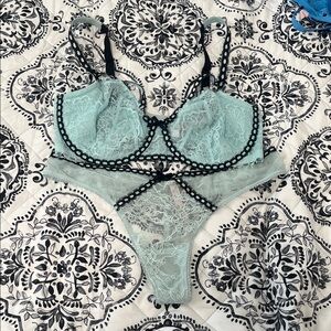 Victoria's Secret Light Green Lace Bra Set